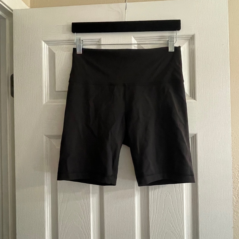 Lululemon Wunder Train High-Rise Short 8" - Size 10